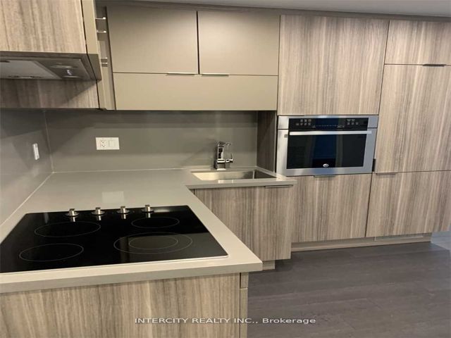 1407 - 39 Roehampton Ave