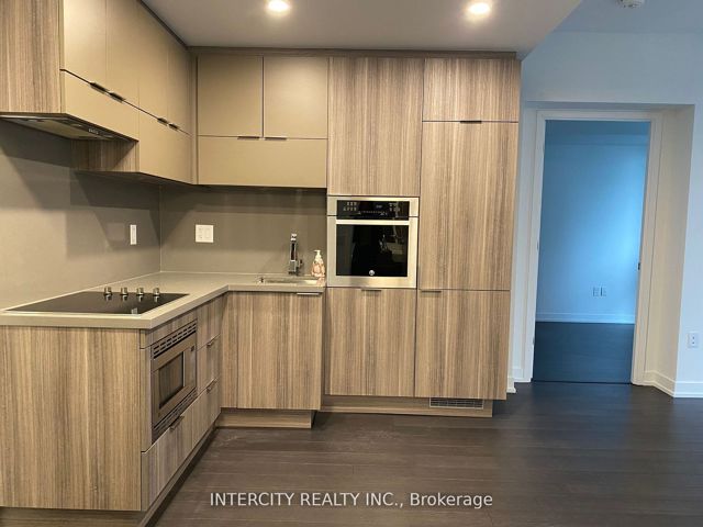 1407 - 39 Roehampton Ave