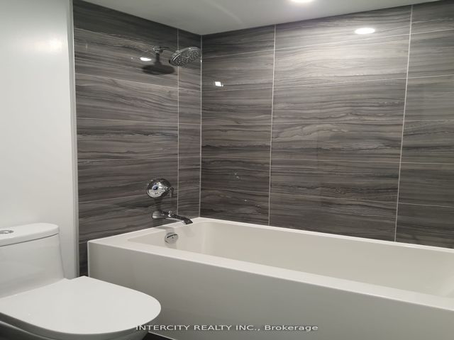 1407 - 39 Roehampton Ave