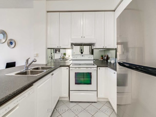 814 - 555 Yonge St