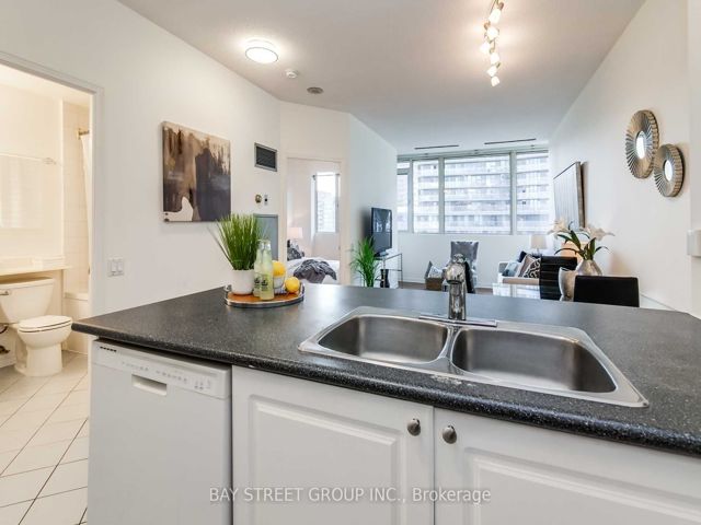 814 - 555 Yonge St