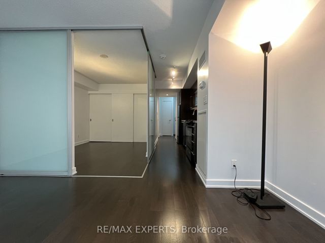 302 - 126 Simcoe St