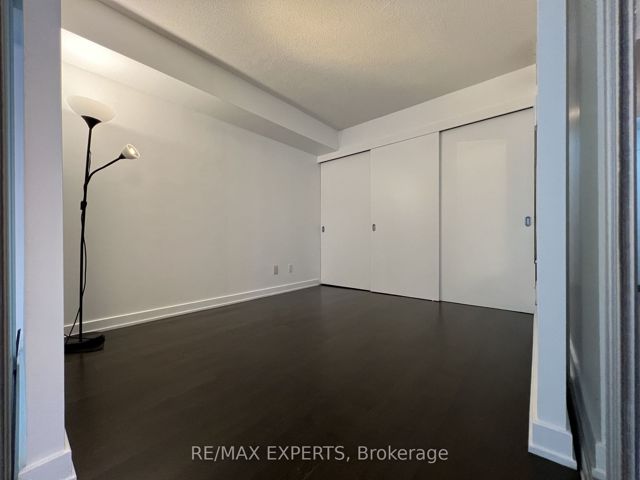 302 - 126 Simcoe St