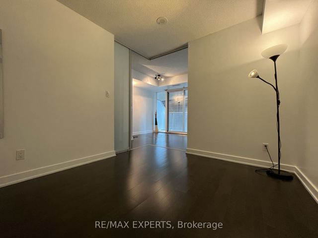 302 - 126 Simcoe St