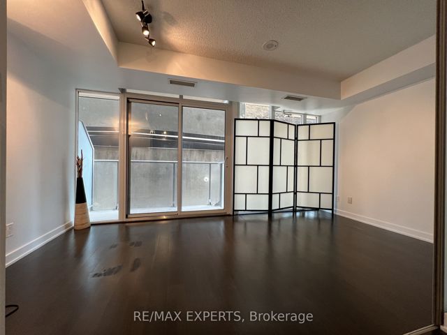 302 - 126 Simcoe St
