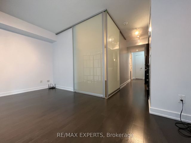 302 - 126 Simcoe St
