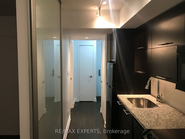 302 - 126 Simcoe St