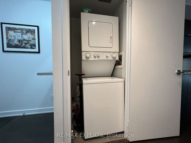 302 - 126 Simcoe St