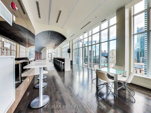 302 - 126 Simcoe St