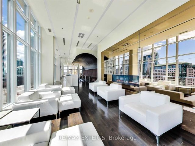 302 - 126 Simcoe St