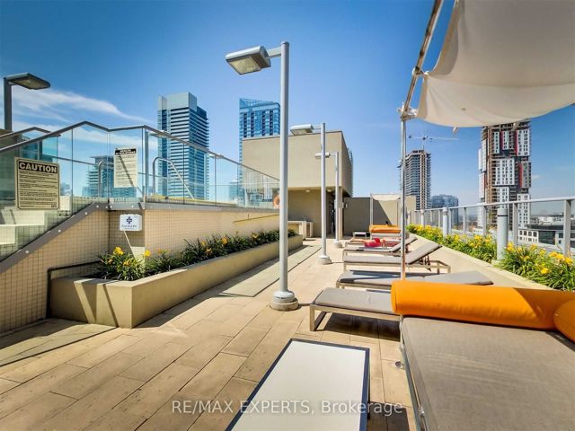 302 - 126 Simcoe St