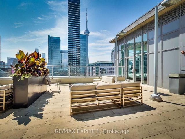 302 - 126 Simcoe St