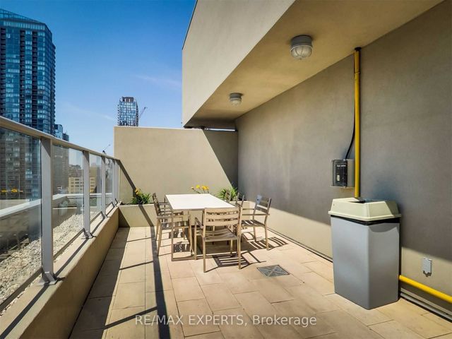 302 - 126 Simcoe St