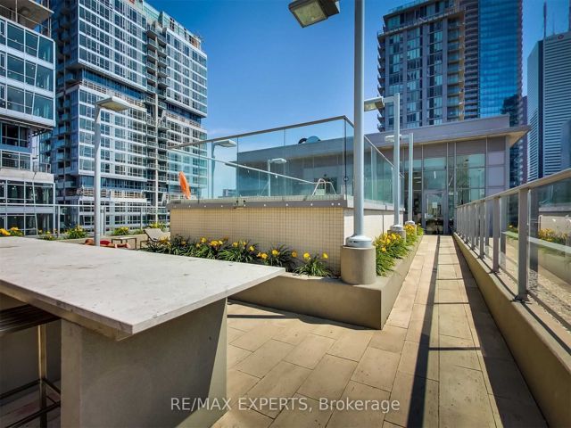 302 - 126 Simcoe St
