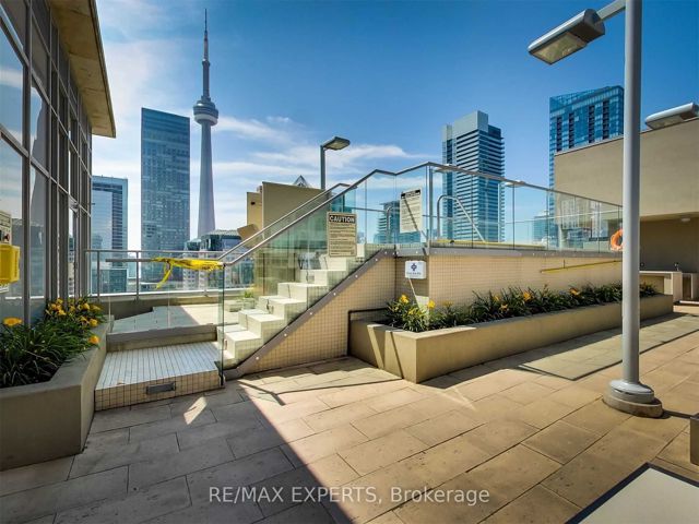 302 - 126 Simcoe St