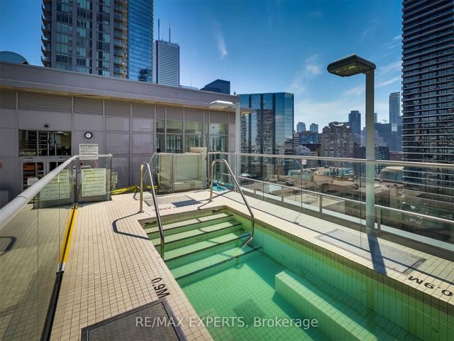 302 - 126 Simcoe St