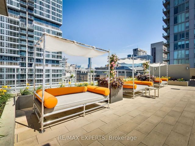 302 - 126 Simcoe St