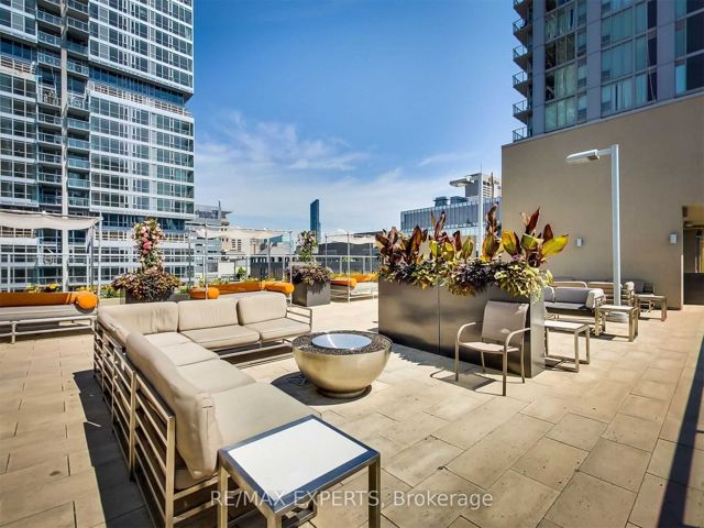 302 - 126 Simcoe St