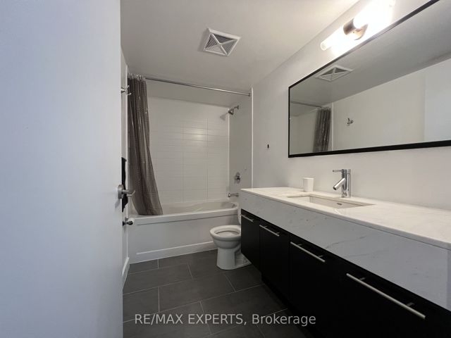 302 - 126 Simcoe St