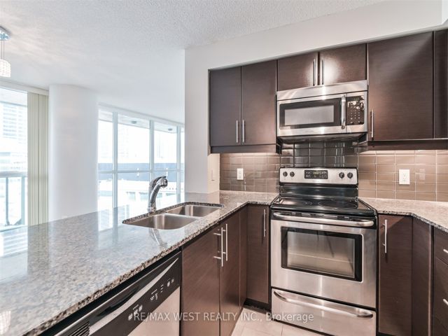 903 - 33 Bay St