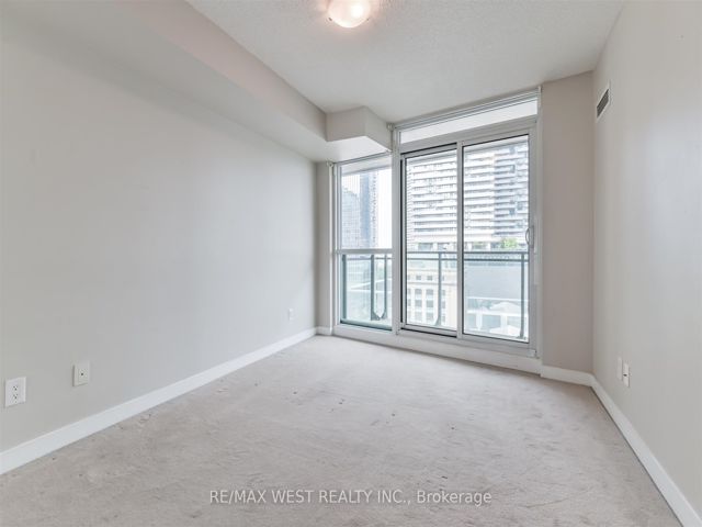 903 - 33 Bay St