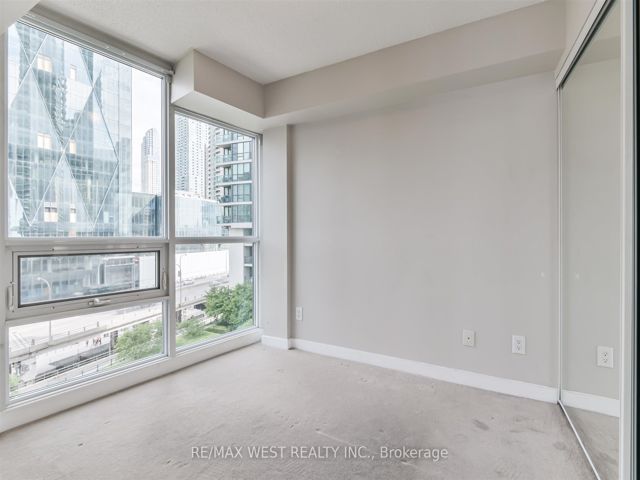 903 - 33 Bay St