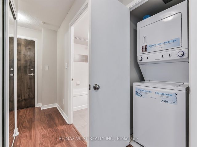 903 - 33 Bay St