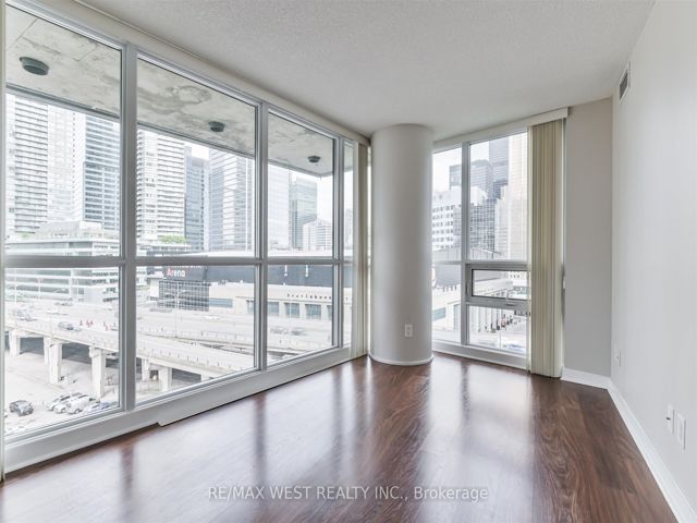 903 - 33 Bay St