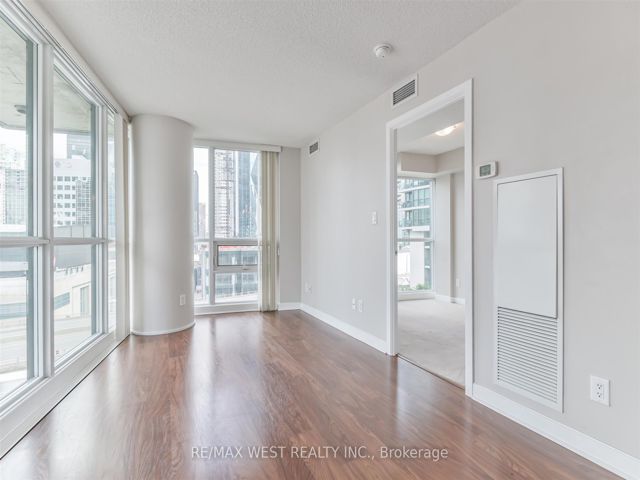 903 - 33 Bay St