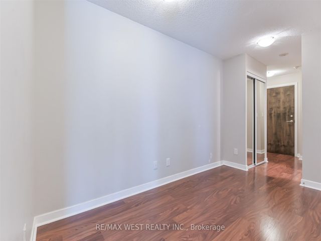 903 - 33 Bay St