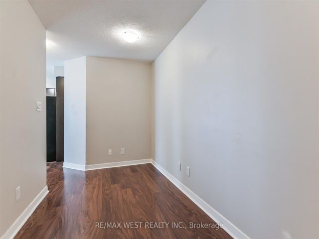 903 - 33 Bay St