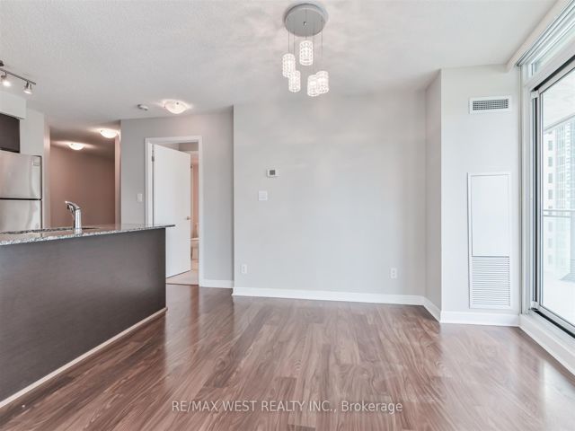 903 - 33 Bay St