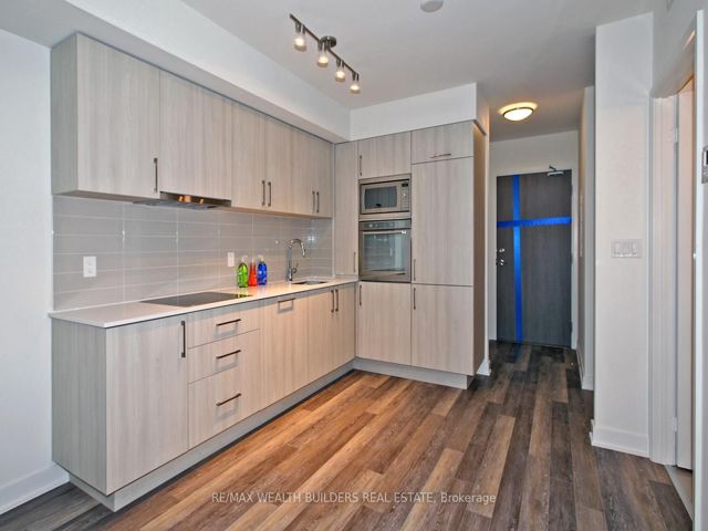 1013W - 27 Bathurst St