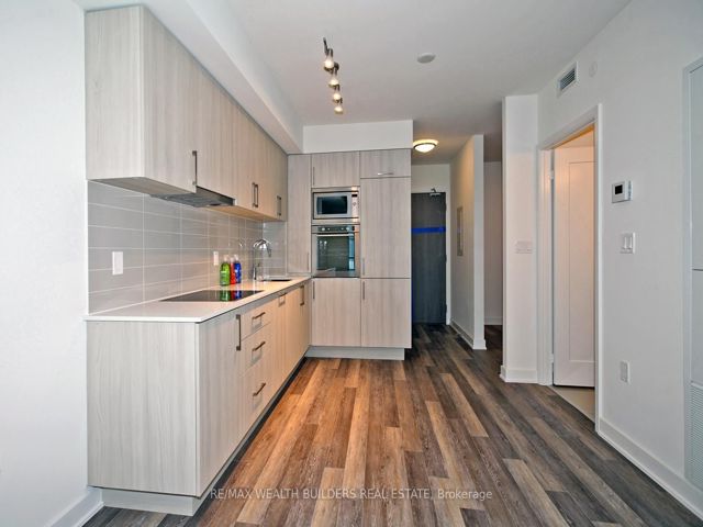 1013W - 27 Bathurst St