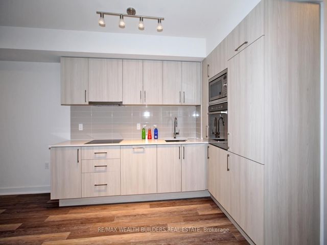 1013W - 27 Bathurst St