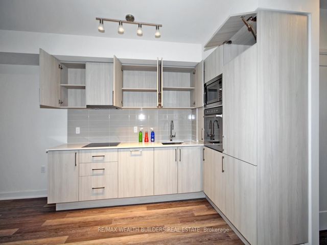 1013W - 27 Bathurst St
