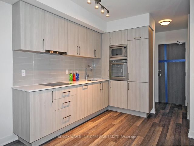 1013W - 27 Bathurst St