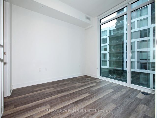 1013W - 27 Bathurst St