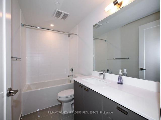 1013W - 27 Bathurst St