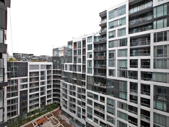 1013W - 27 Bathurst St