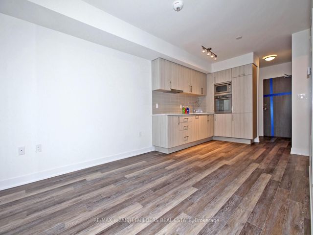 1013W - 27 Bathurst St