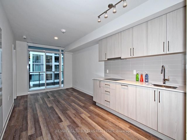 1013W - 27 Bathurst St