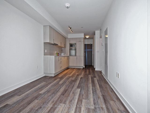 1013W - 27 Bathurst St