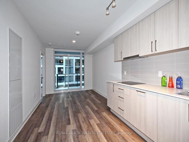 1013W - 27 Bathurst St
