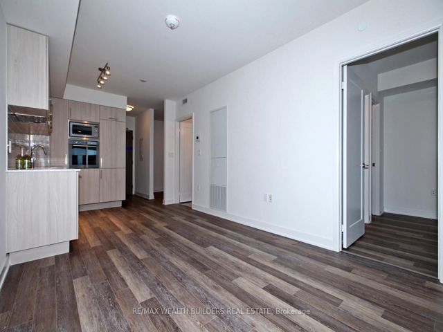 1013W - 27 Bathurst St