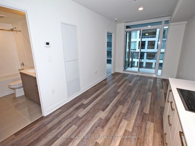 1013W - 27 Bathurst St