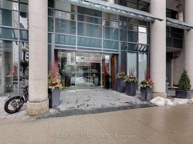1501 - 1121 Bay St