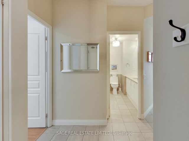 1501 - 1121 Bay St