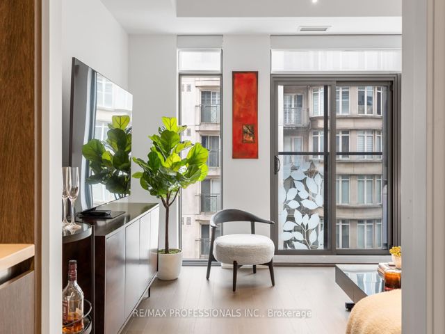408 - 6 Jackes Ave