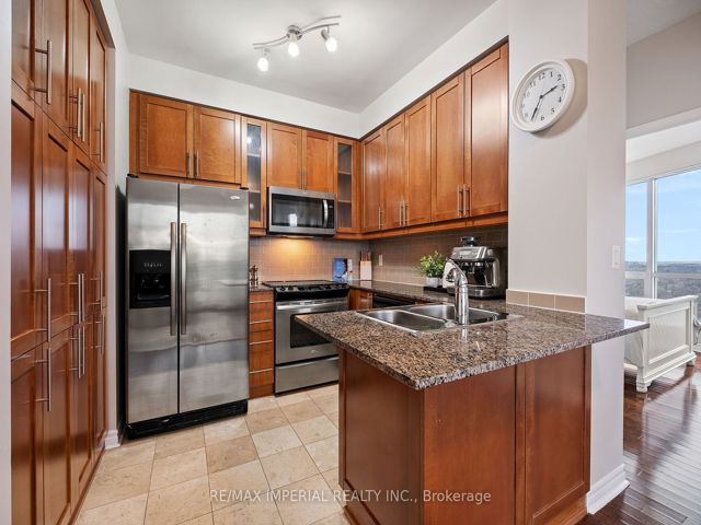 2210 - 18 Holmes Ave